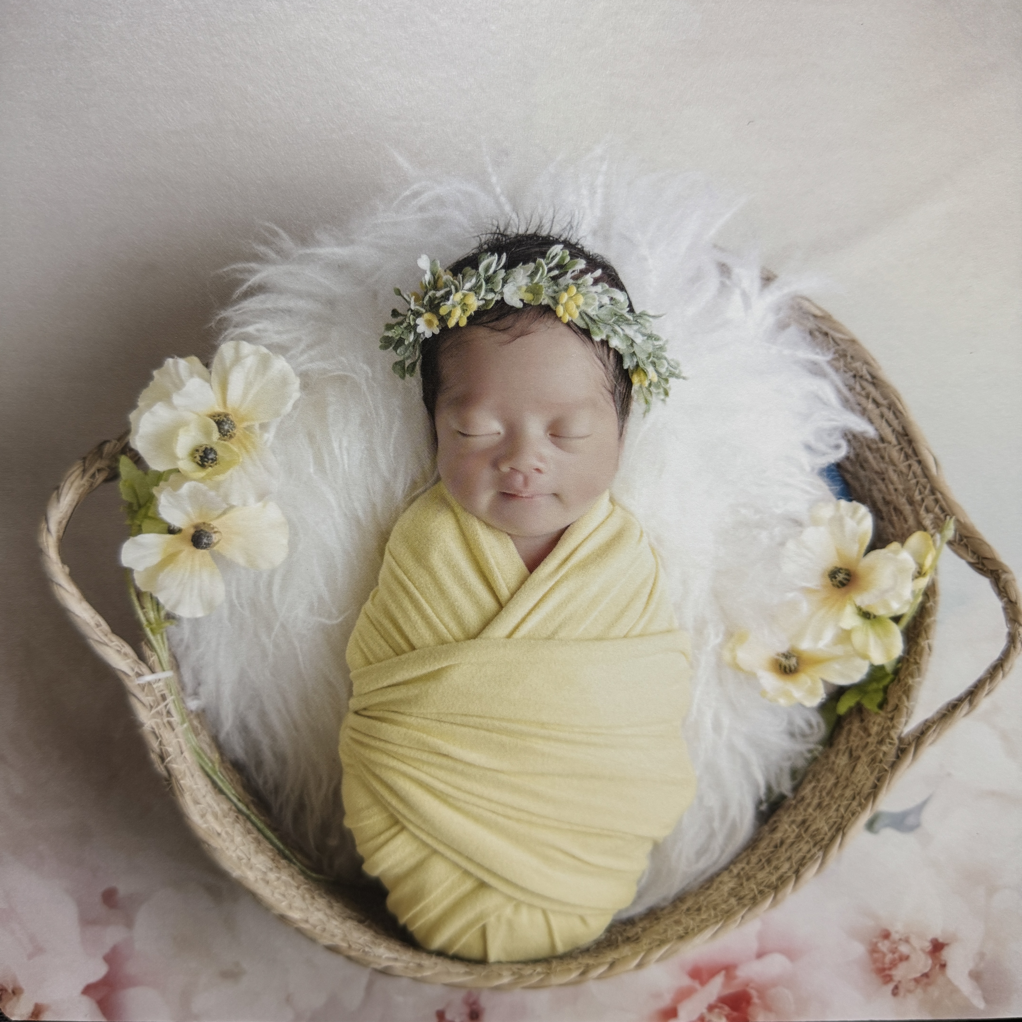 노란 포대기로 감싸여 포근히 잠든 신생아 시온이