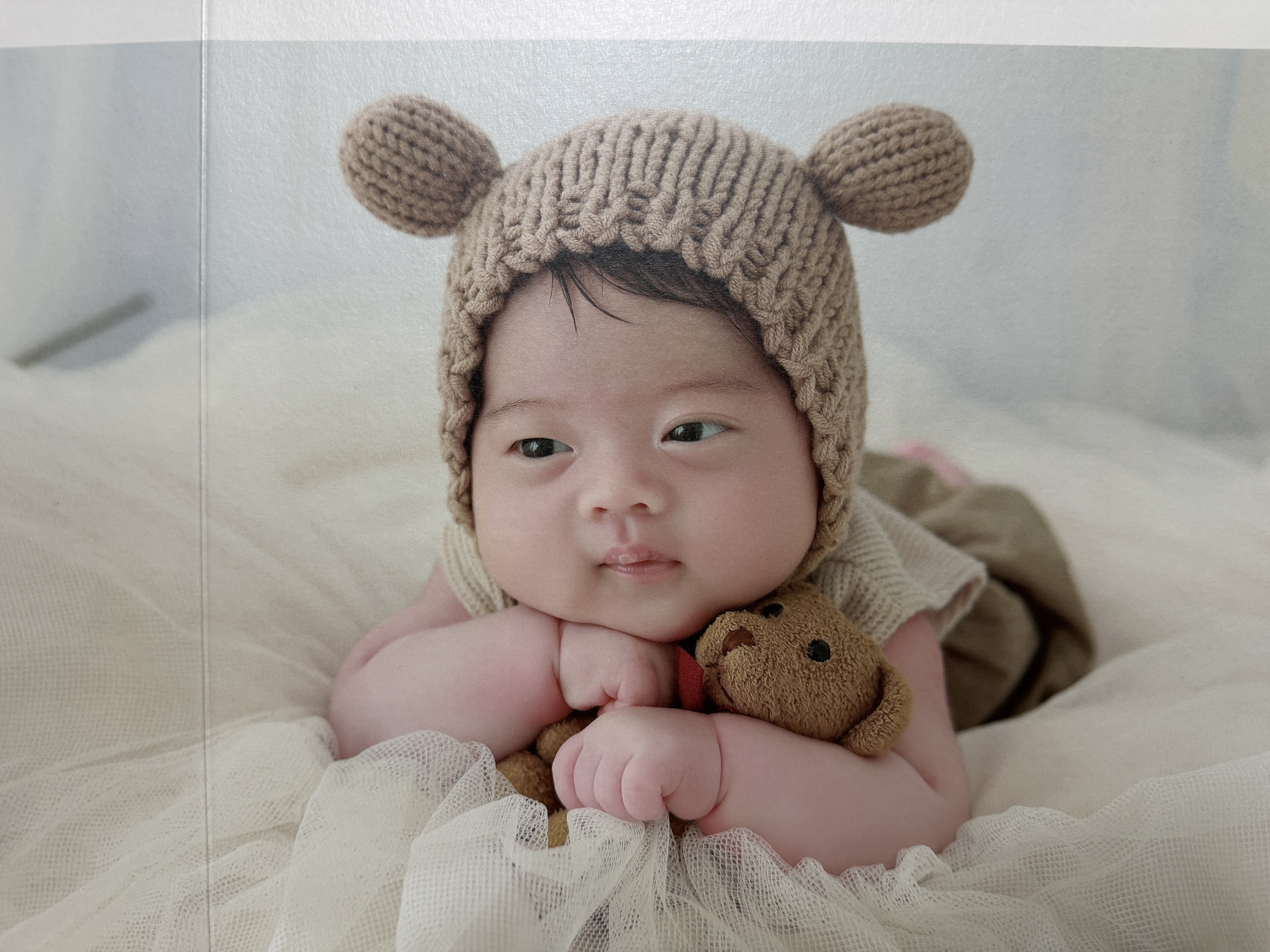 곰돌이 모자를 쓰고 반짝이는 눈으로 바라보는 시온이