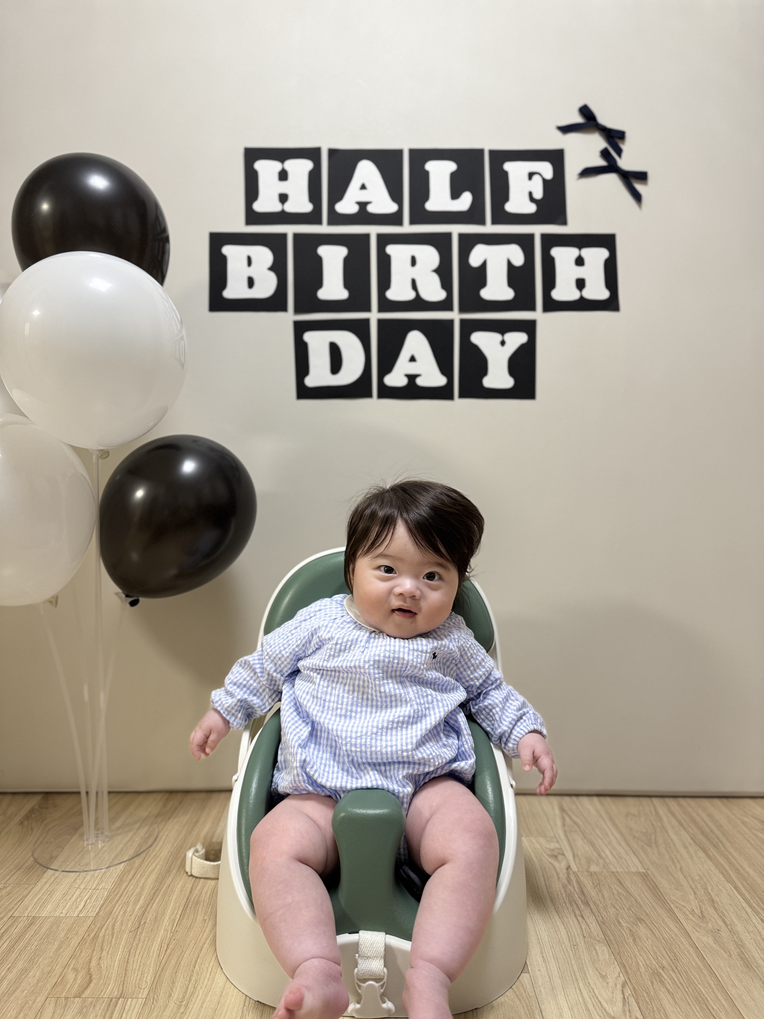 한복을 곱게 차려입고 단정히 앉아 있는 시온이