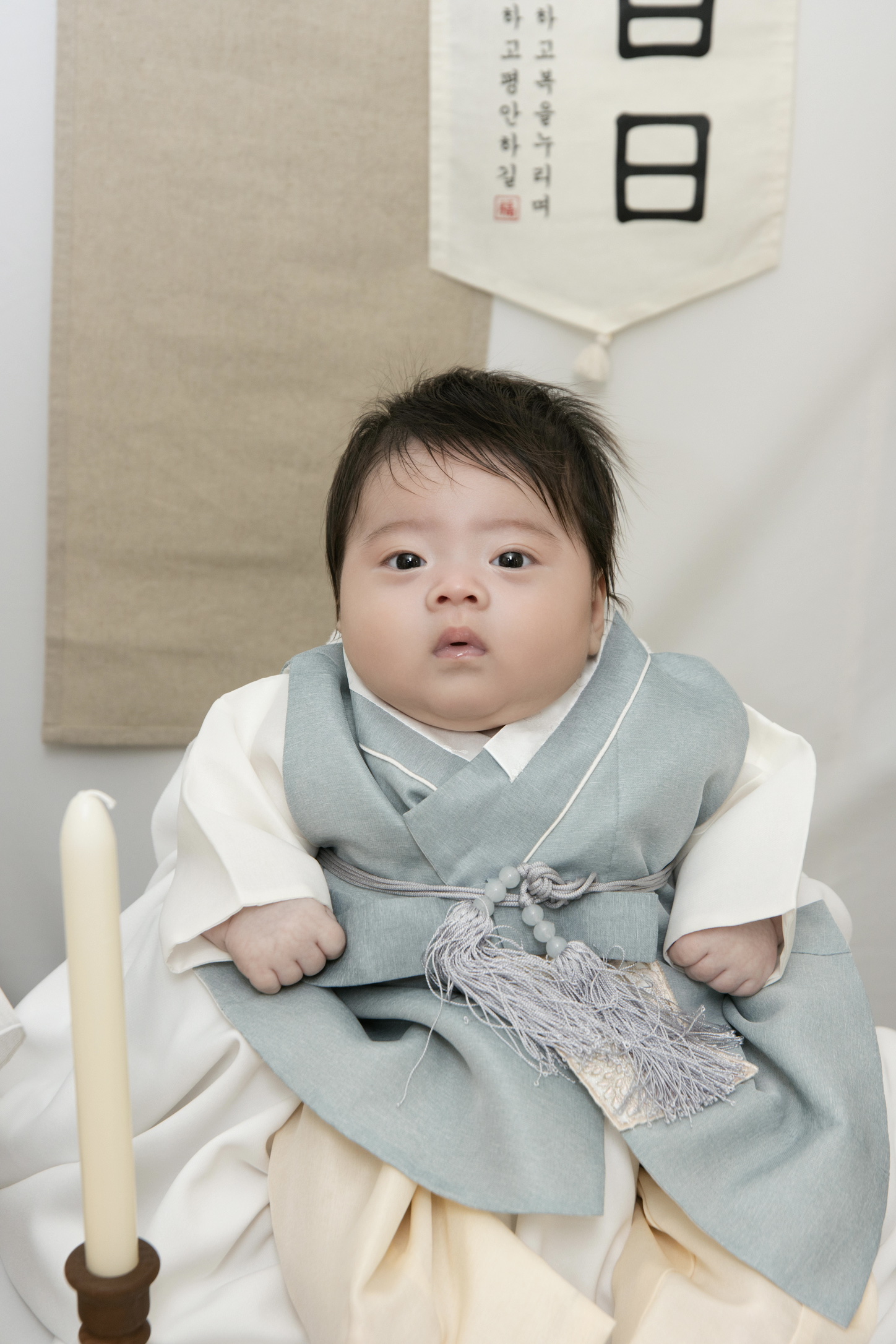 HALF BIRTH DAY 풍선과 함께 의자에 앉아 있는 시온이